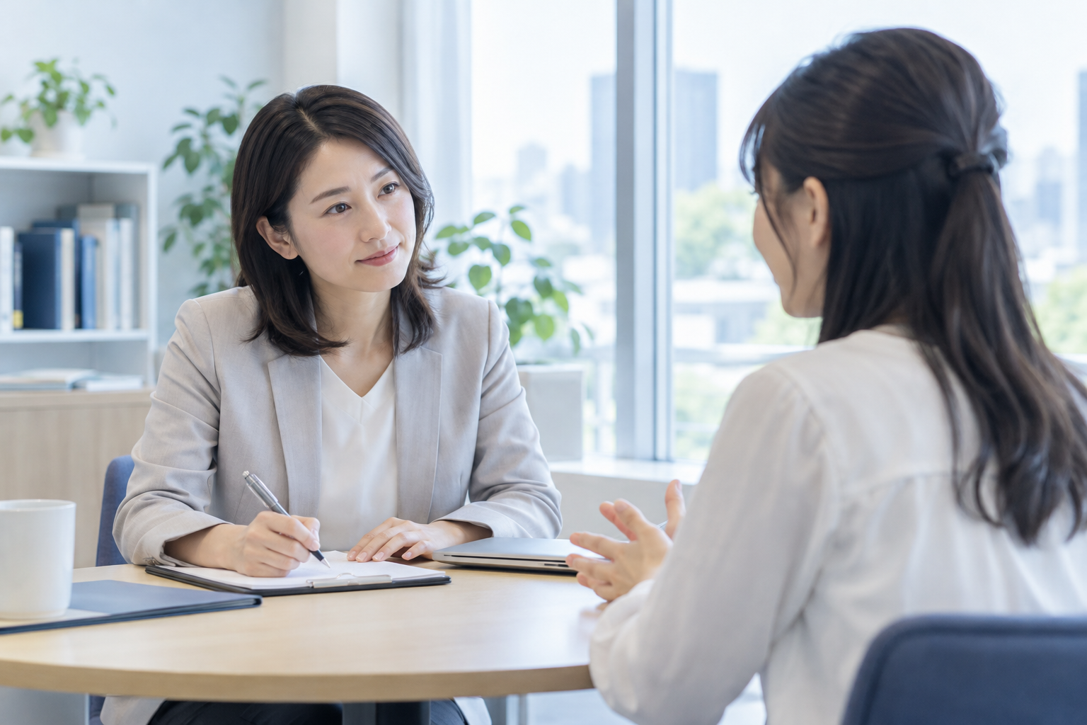 相談者の話に耳を傾けるキャリアアドバイザー